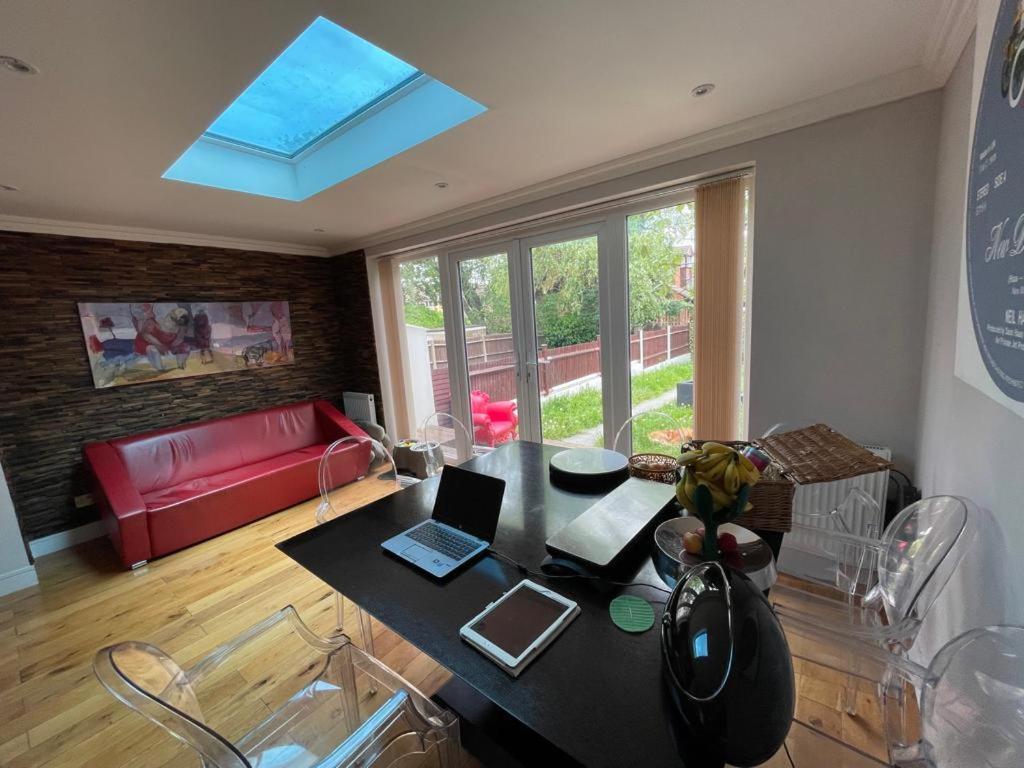 Family Home With Easy Commute To London! Кройдон Екстер'єр фото