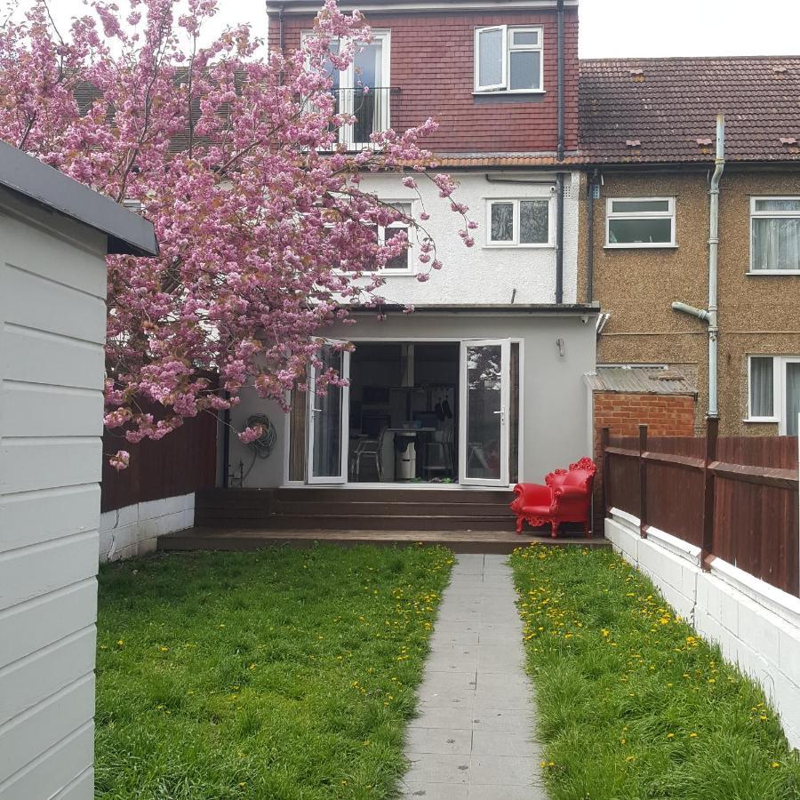 Family Home With Easy Commute To London! Кройдон Екстер'єр фото