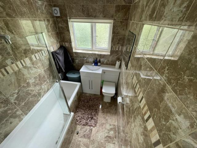 Family Home With Easy Commute To London! Кройдон Екстер'єр фото